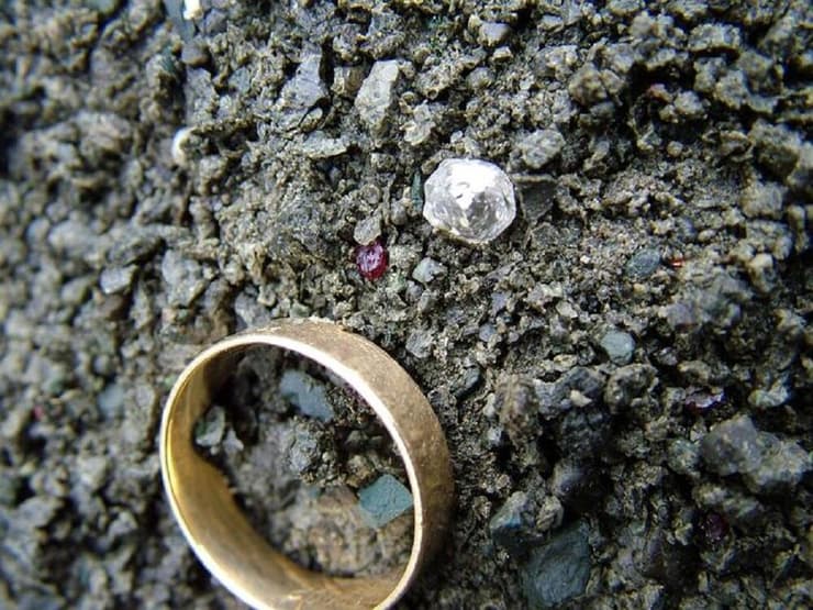 יהלום משובץ בקימברליט