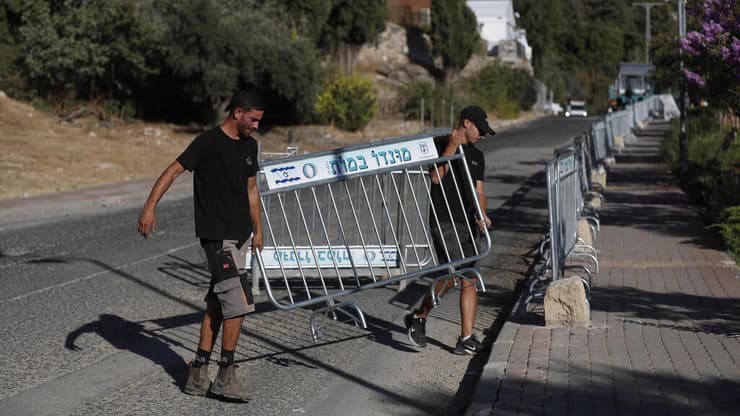האבטחה במושב בביקור הקודם (צילום: EPA/ATEF SAFADI) אבטחה בנווה אטי"ב