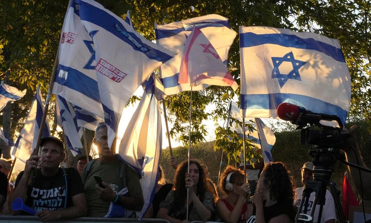 ההפגנה בחודש שעבר (צילום: אפי שריר) הפגנה נגד המהפכה המשפטית מול מקום חופשתם של בני הזוג נתניהו