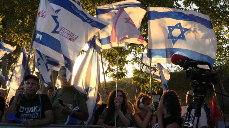 הפגנה נגד המהפכה המשפטית מול מקום חופשתם של בני הזוג נתניהו