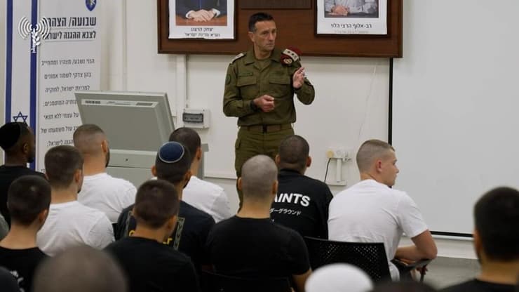 הרמטכ״ל למתגייסים החדשים: ״צה״ל הוא ההזדמנות הכי גדולה של מדינת ישראל במחלוקת הזו; יש לנו מטרה אחת משותפת, ואנחנו עושים אותה ביחד - להגן על המדינה״ (צילום: דובר צה"ל) הרמטכ״ל למתגייסים החדשים: ״צה״ל הוא ההזדמנות הכי גדולה של מדינת ישראל במחלוקת הזו; יש לנו מטרה אחת משותפת, ואנחנו עושים אותה ביחד - להגן על המדינה״