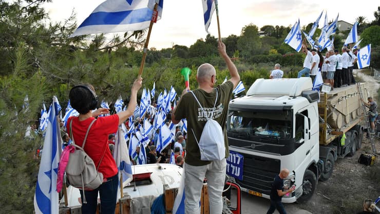    מחאה מול ביתו של יואב גלנט בעמיקם