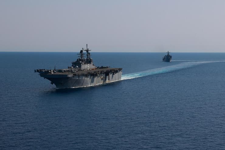 ספינת הלוחמה האמפיבית של ארה"ב USS Bataan שעליה 3,000 חיילים שטה ב הים האדום ים סוף בצל מתיחות מול איראן