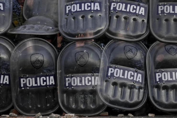 ארגנטינה מהומות בעיר לאנוס ילדה בת 11 נהרגה בדרך לבית הספר