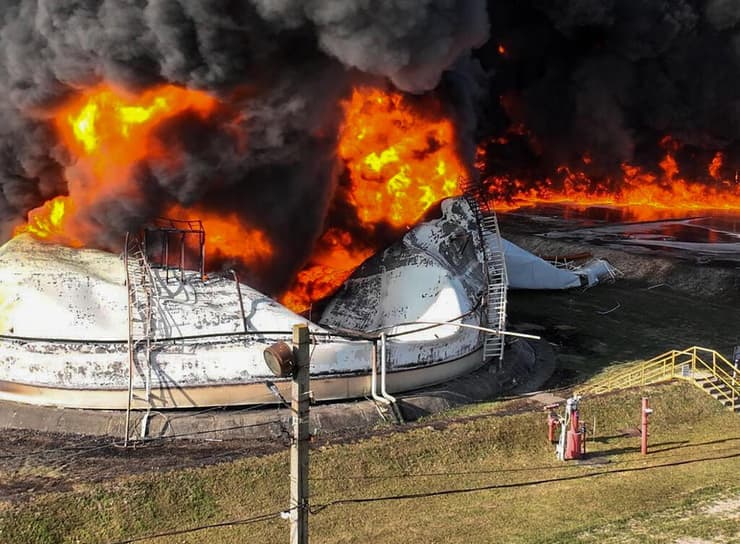 שריפה גדולה במתקן נפט ב אוקראינה מחוז רובנו בעקבת מתקפת מל"ט של רוסיה מלחמה