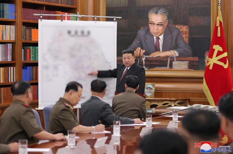 צפון קוריאה קים ג'ונג און כינוס הוועידה הצבאית המרכזית