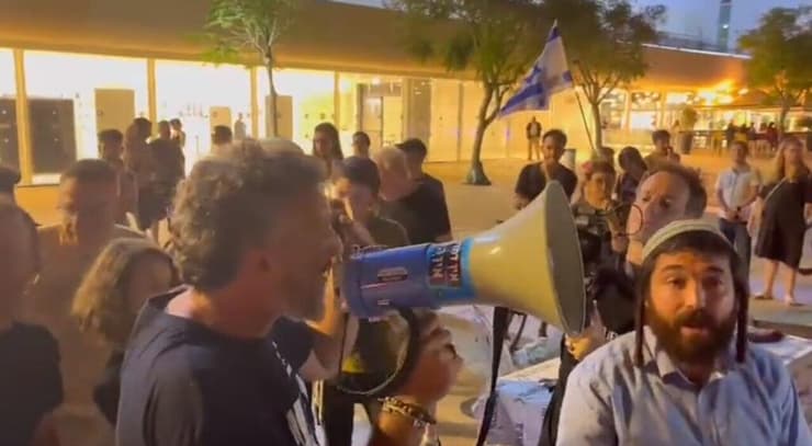 מפגינים הפריעו ל"ניסיונות ההידברות" של צבי סוכות בתל אביב