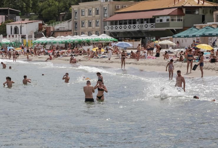 אוקראינה אודסה חופים נפתחו לרחצה לראשונה מאז הפלישה של רוסיה