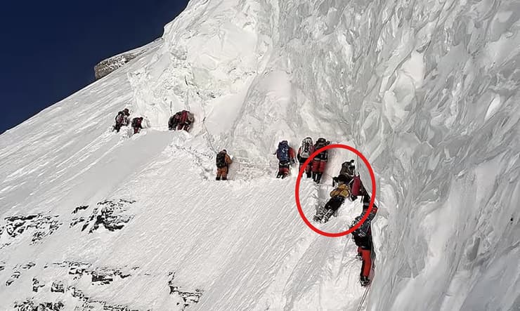 מוחמד חסן מוטל לרוחב הנתיב הצר ב-K2. הרילה נגד "כל הדיסאינפורמציה"   