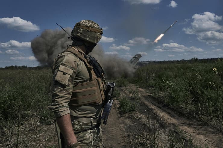 צבא אוקראינה פותח באש ליד בחמוט מלחמה רוסיה