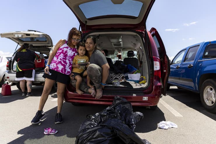 שארל ובנותיה שגרות כעת במכונית בחניית מרכז מפונים אחרי שריפה בעיירה להיינה באי מאווי הוואי ארה"ב
