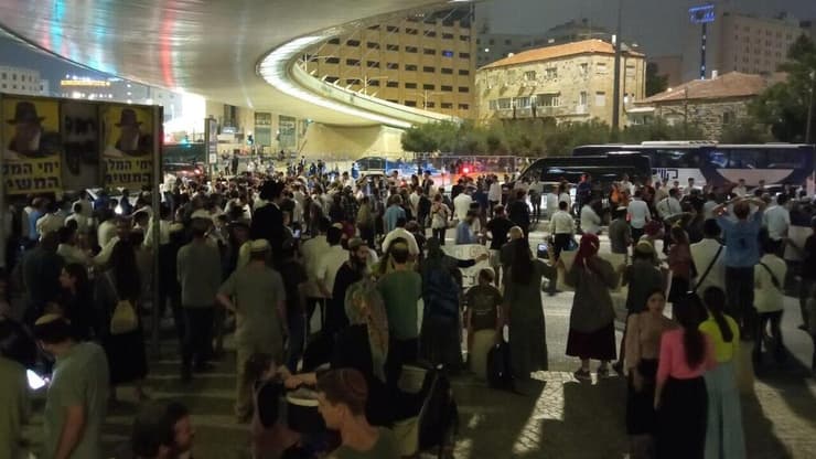 כ200 מפגינים בגשר המיתרים בירושלים, במחאה על כליאתו של יחיאל אינדור
