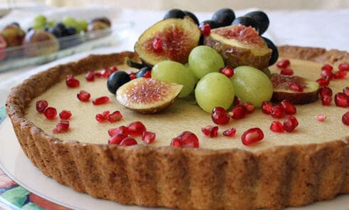 מתכונים פאי חגיגי עם מלית קשיו קרמית מעוטר בפירות טריים וזילוף דבש