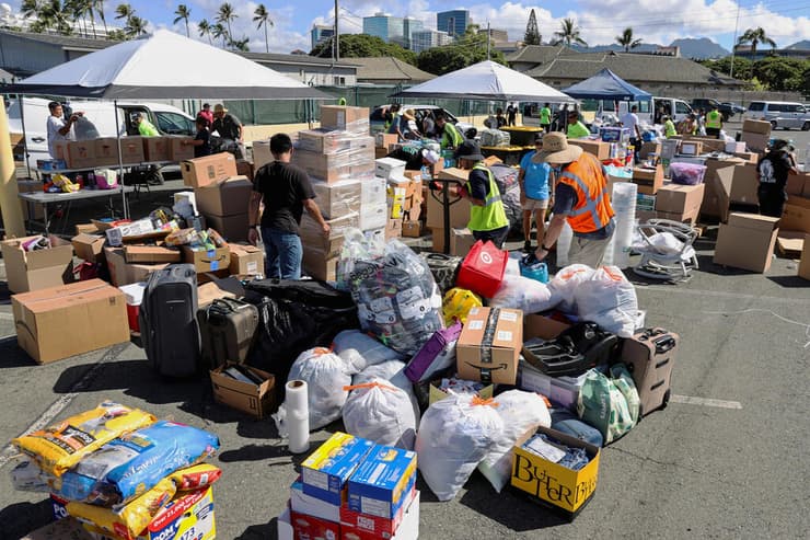 מעבירים אספקה בעקבות אסון שריפה באי מאווי הוואי ארה"ב