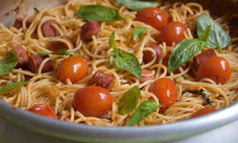 מתכונים ספגטי עם עגבניות שרי, נקניקיות ובזיליקום