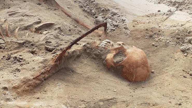 שרידיה של "האישה הערפדית" שהתגלו אשתקד באתר הקבורה בפיאן שבצפון פולין