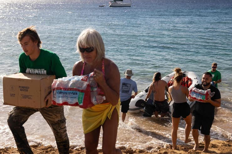 מעבירים אספקה בעקבות אסון שריפה באי מאווי הוואי ארה"ב
