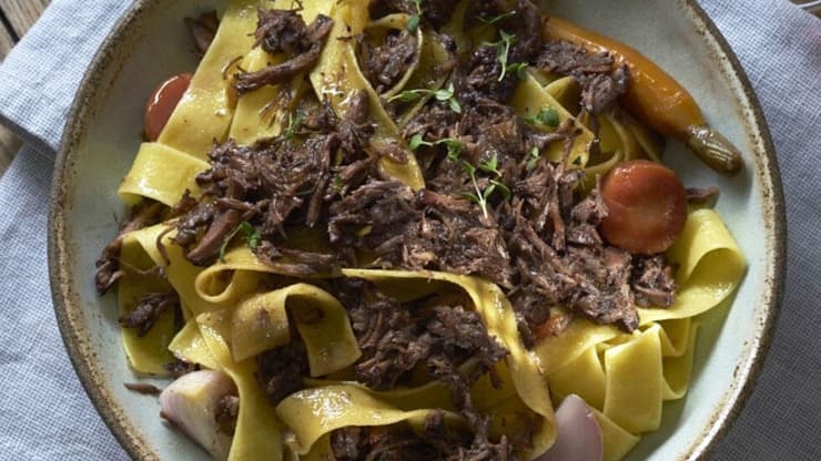 מתכונים פסטה עם צלי בשר מפורק עם רוטב יין אדום