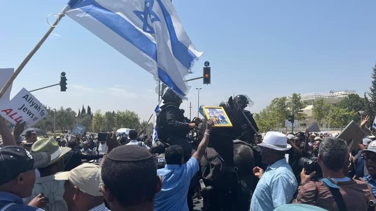 הפגנה למען העלאת כל יהודי אתיופיה מגונדר - המפגינים חוסמים את צומת סינמה סיטי