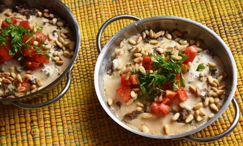 מתכונים מנות אישיות של סינייה עם עגבניות וצנוברים מעל