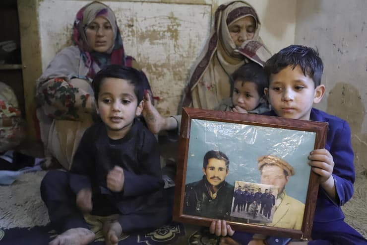פקיסטן ילדיו של מוחמד חסן פורטר ש מת בדרך ל פסגה של הר K2