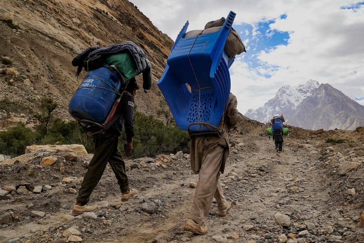 פקיסטן פורטרים פקיסטנים ב טרק ב אזור הר K2