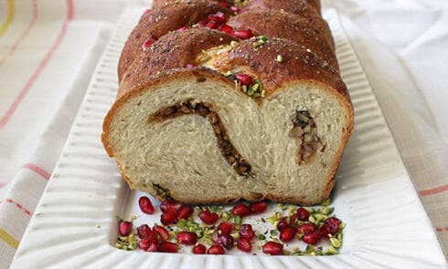 מתכונים חלה חגיגית ממולאת בדברים טובים ומזוגגת בסילאן