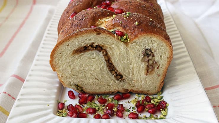 מתכונים חלה חגיגית ממולאת בדברים טובים ומזוגגת בסילאן