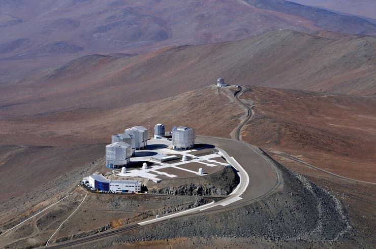 מבט מהאוויר על "הטלסקופ הגדול מאוד" של המצפה האירופי הדרומי –  מערך טלסקופים אופטיים במדבר אטקמה בצ'ילה 