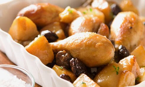 תבשיל עוף עם זיתים ותפוחי אדמה