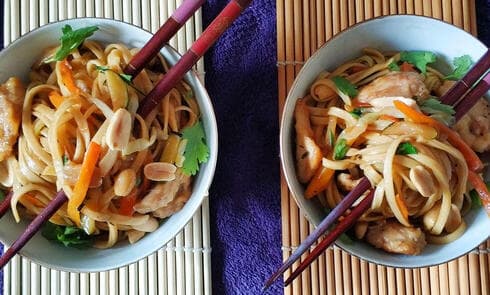 מתכונים מוקפץ עם פרגיות, נודלס וירקות