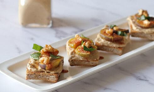 מתכונים ברוסקטה עם קרם חצילים ותאנים טריות