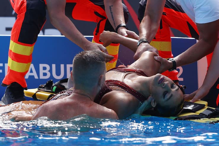 אניטה אלברז מחולצת מהמים באליפות בבולגריה 