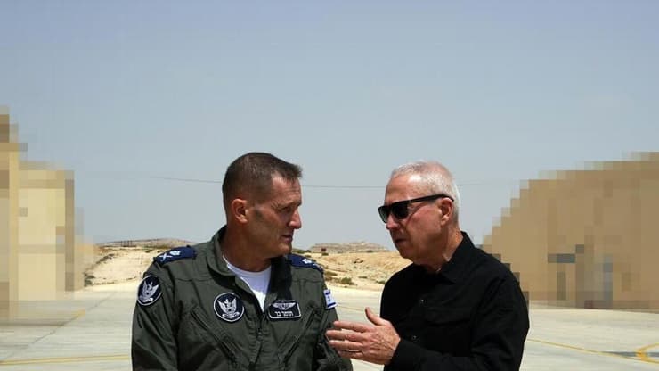 יואב גלנט בשיחה עם טייסי חיל האוויר בבסיס רמון