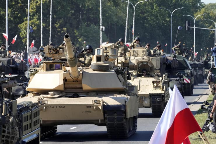 פולין ורשה מצעד צבאי ענקי 