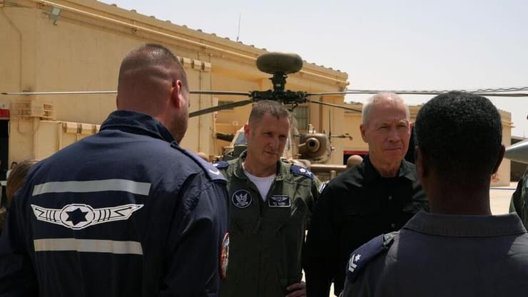 יואב גלנט בשיחה עם טייסי חיל האוויר בבסיס רמון