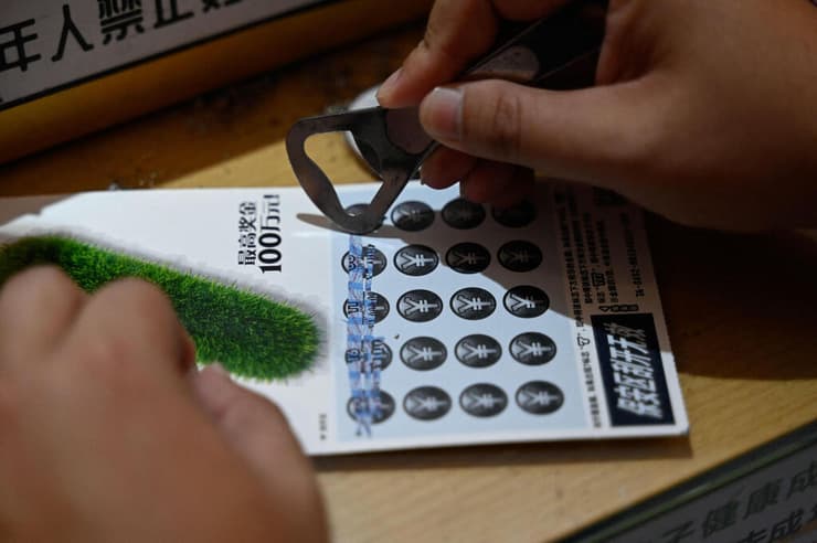סין צעירים מתמכרים ל כרטיסי גירוד