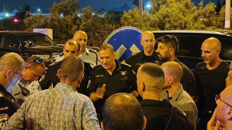 מפכ"ל המשטרה קובי שבתאי בזירת הרצח סמוך לגן שמואל