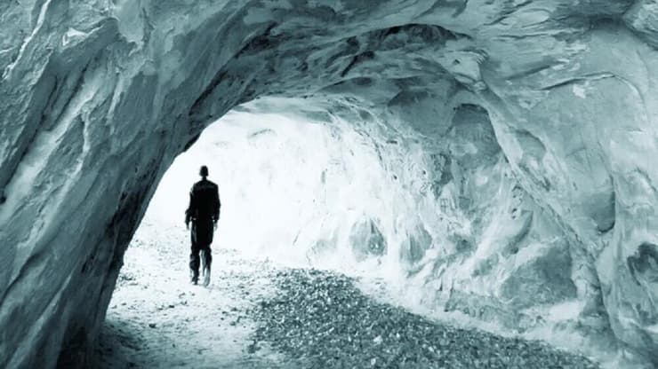 אדם במערת קרח