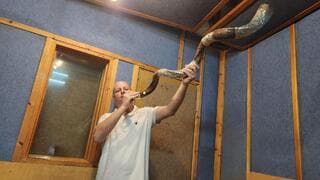 Amit sofer with possible World record Shofar