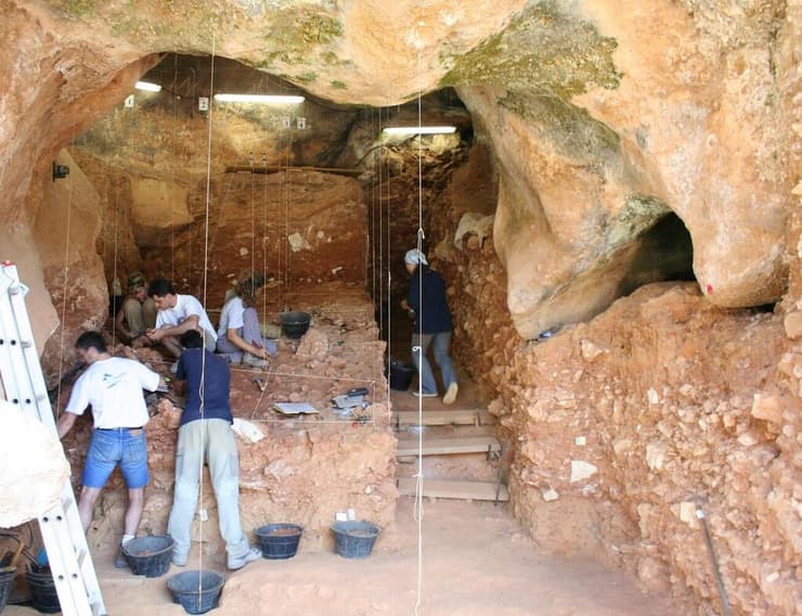 החפירות הארכיאולוגיות שבוצעו במערות שבהרי אטאפוורקה בספרד