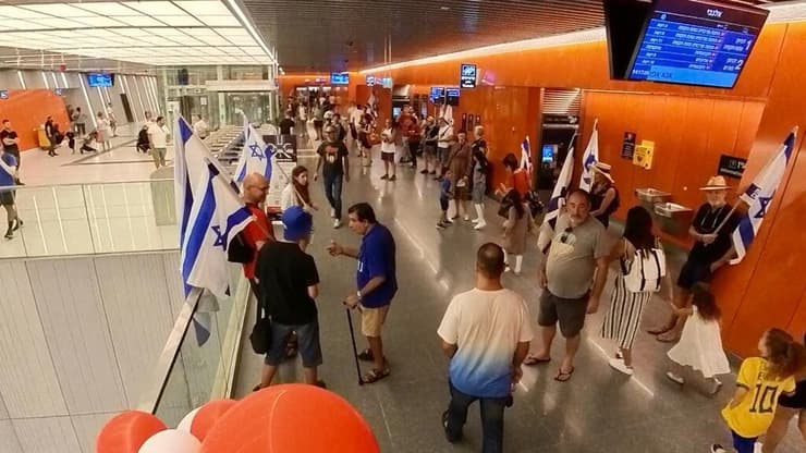 הפגנת נגד הכפייה הדתית ברכבת הקלה בתחנת אלנבי, תל אביב