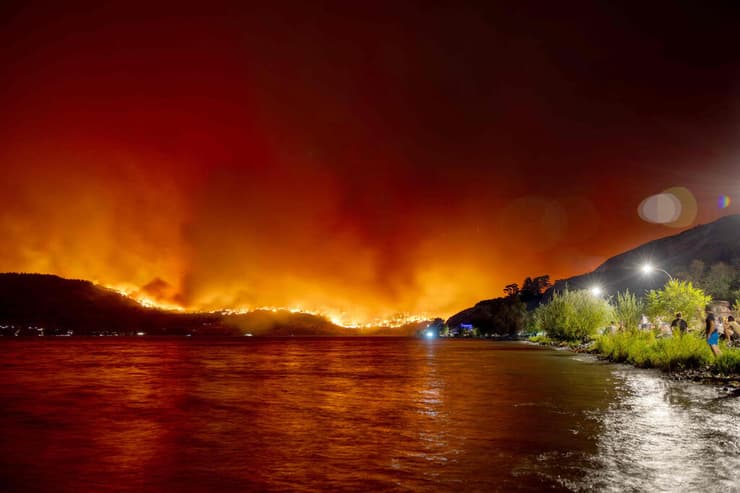 שריפה שריפת יער קנדה ליד העיר קלונה המערבית