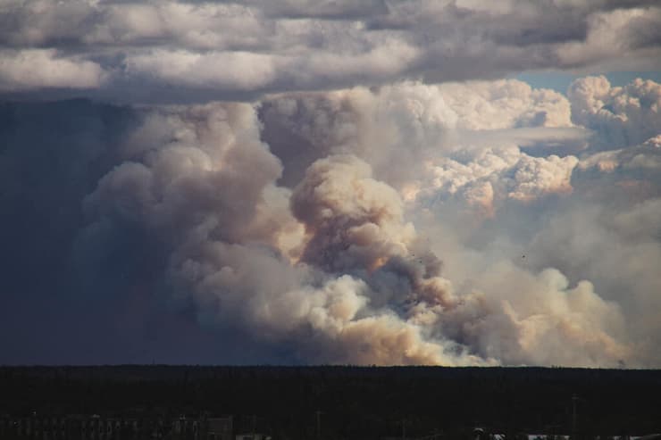 שריפה שריפת יער הטריטוריות הצפון מערביות של קנדה