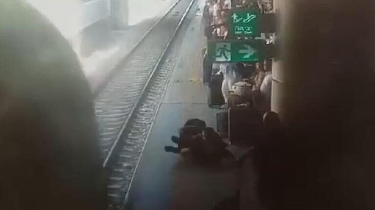 הרכבת כמעט פוגעת בחייל שישב על קצה הרציף - תיעוד מתחנת נתב"ג