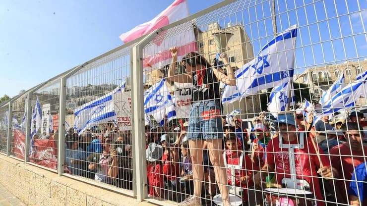 מחאה בחיפה מול טקס חילופי מפקד מחוז  חוף