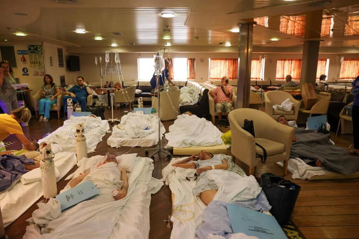 יוון שריפה שריפות מטופלים מבית החולים האוניברסיטאי של אלכסנדרופוליס אחרי שפונו ל מעבורת