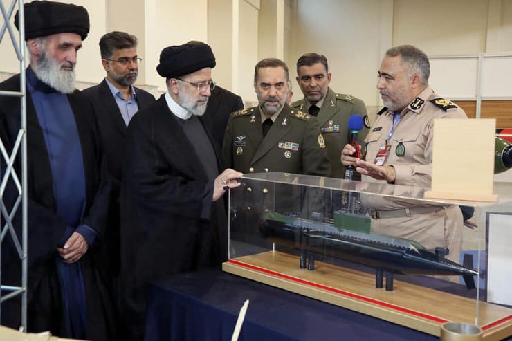 נשיא איראן איברהים ראיסי בטקס לציון התעשייה הביטחונית של ארצו בטהרן