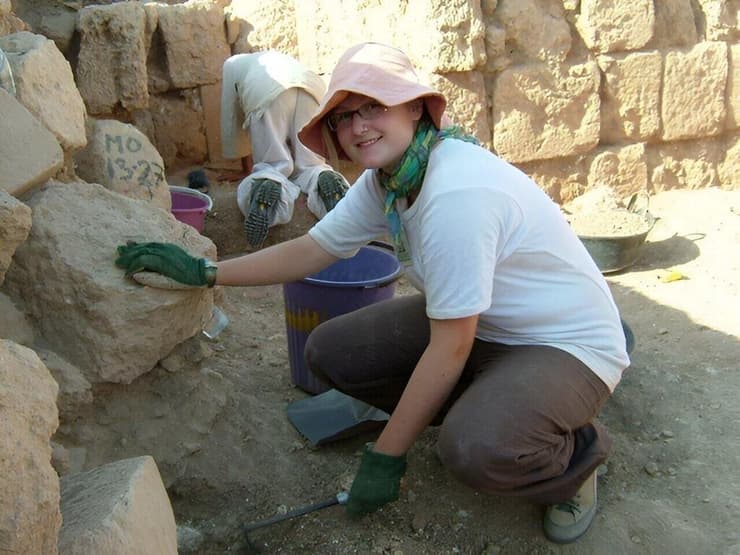 ד"ר סופי לונד רסמוסן באתר החפירות הארכיאולוגיות, בו התגלו הלבנים מחימר שנשאו את כתב היתדות בשפה האכדית