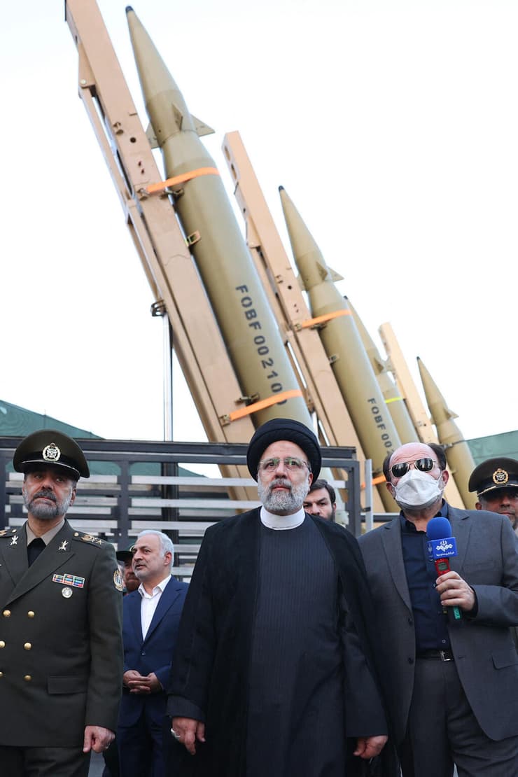 נשיא איראן איברהים ראיסי בטקס לציון התעשייה הביטחונית של ארצו בטהרן